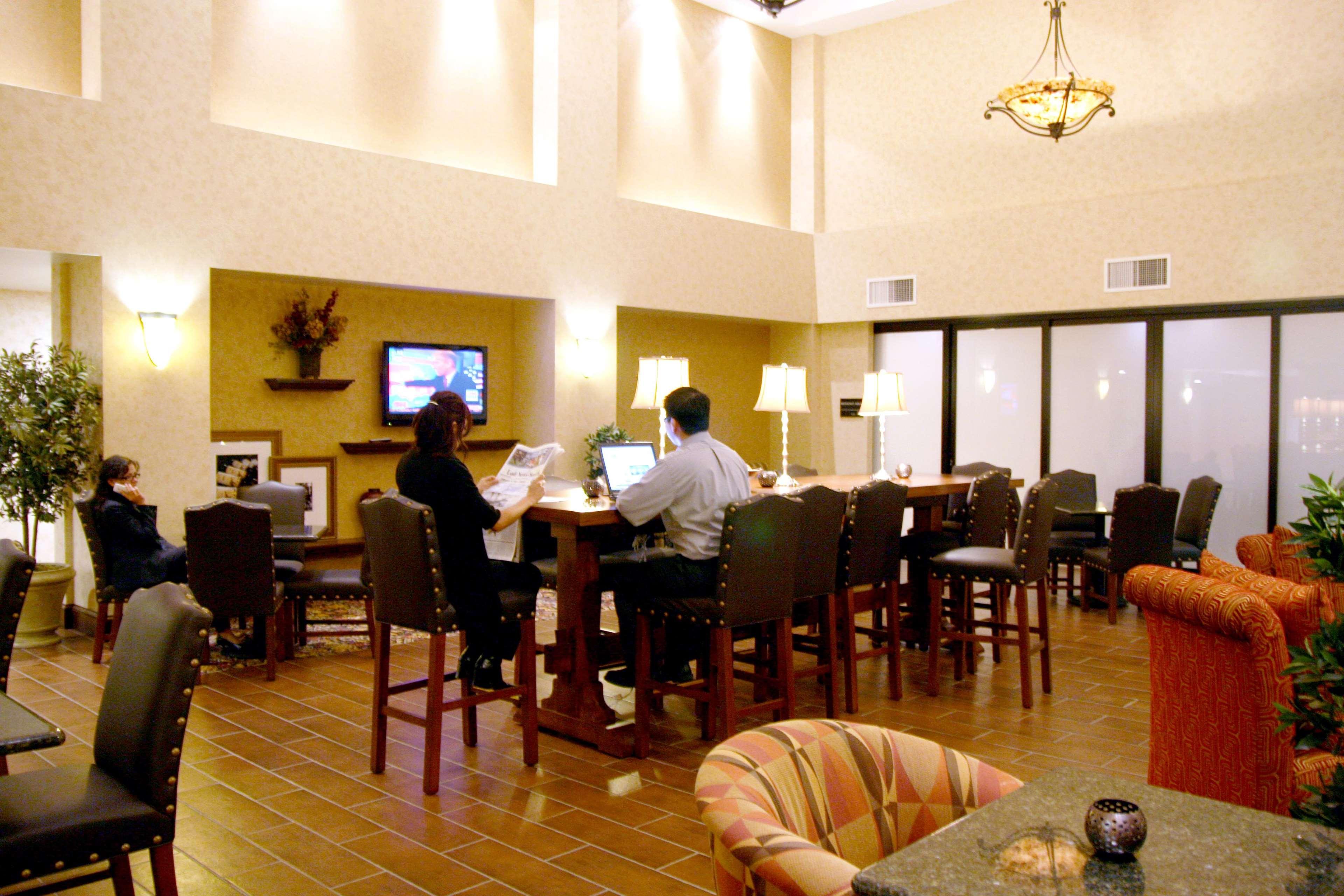 Hampton Inn & Suites Лодай Ресторан фото