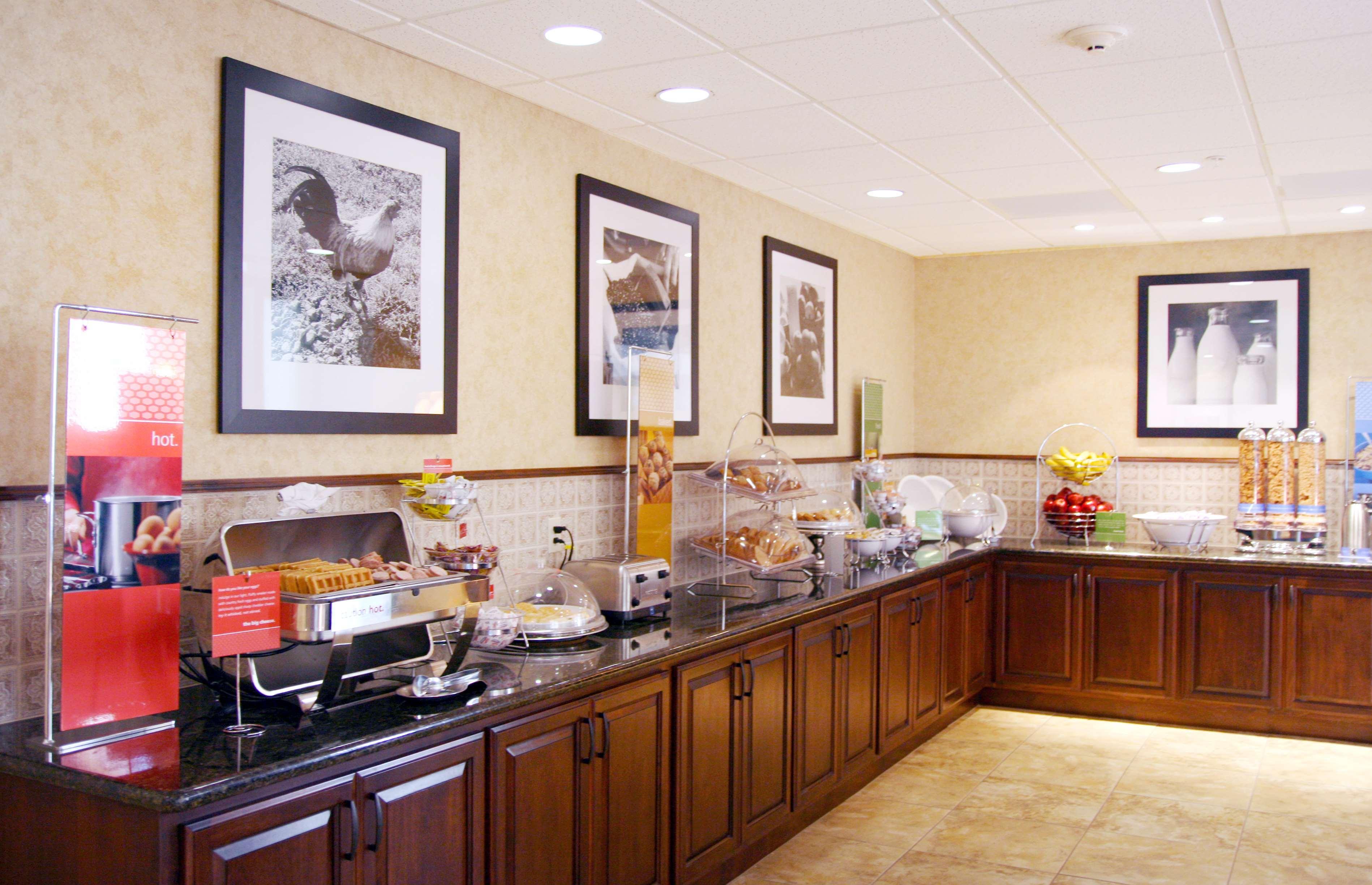 Hampton Inn & Suites Лодай Ресторан фото