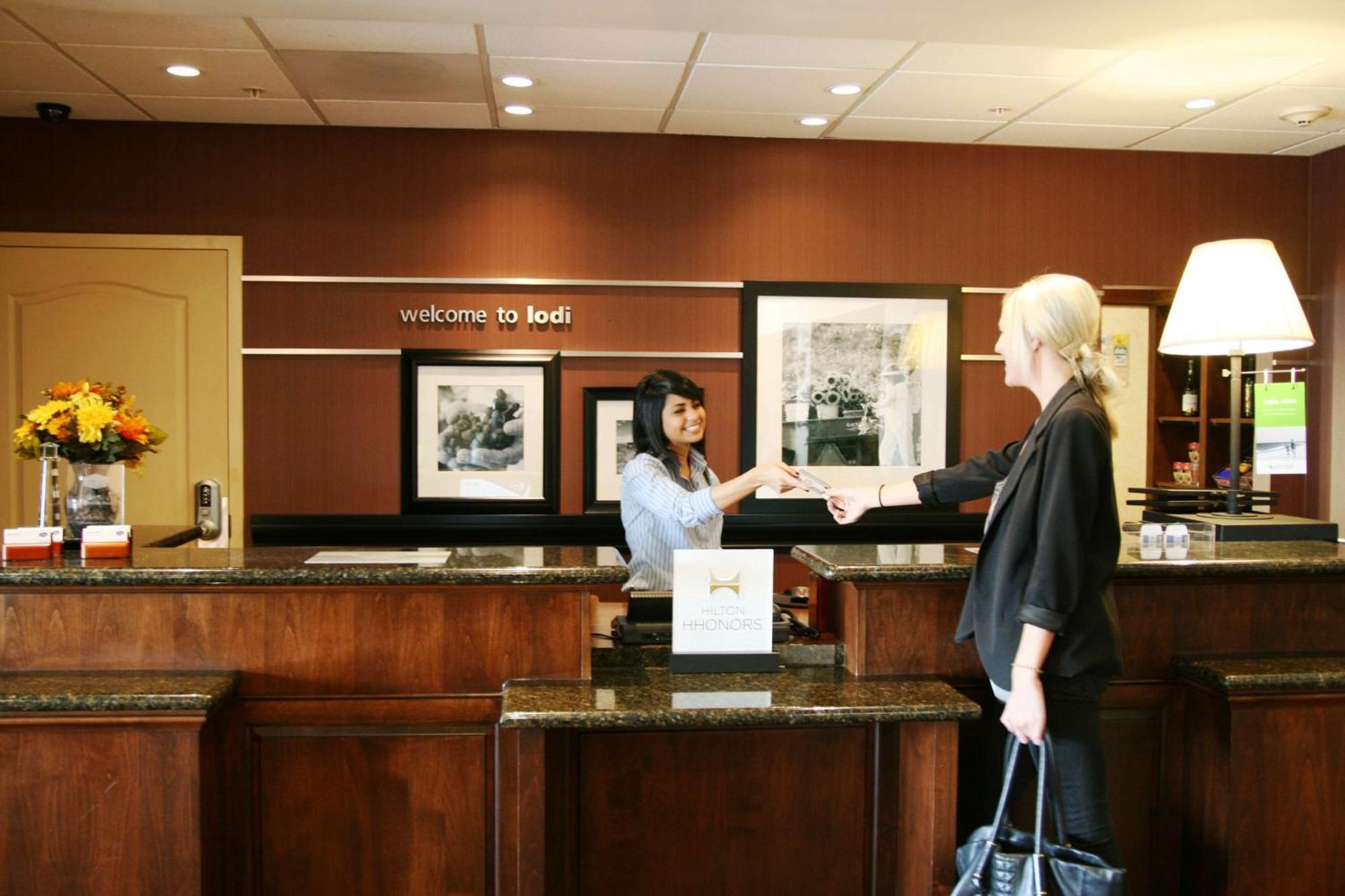 Hampton Inn & Suites Лодай Екстер'єр фото