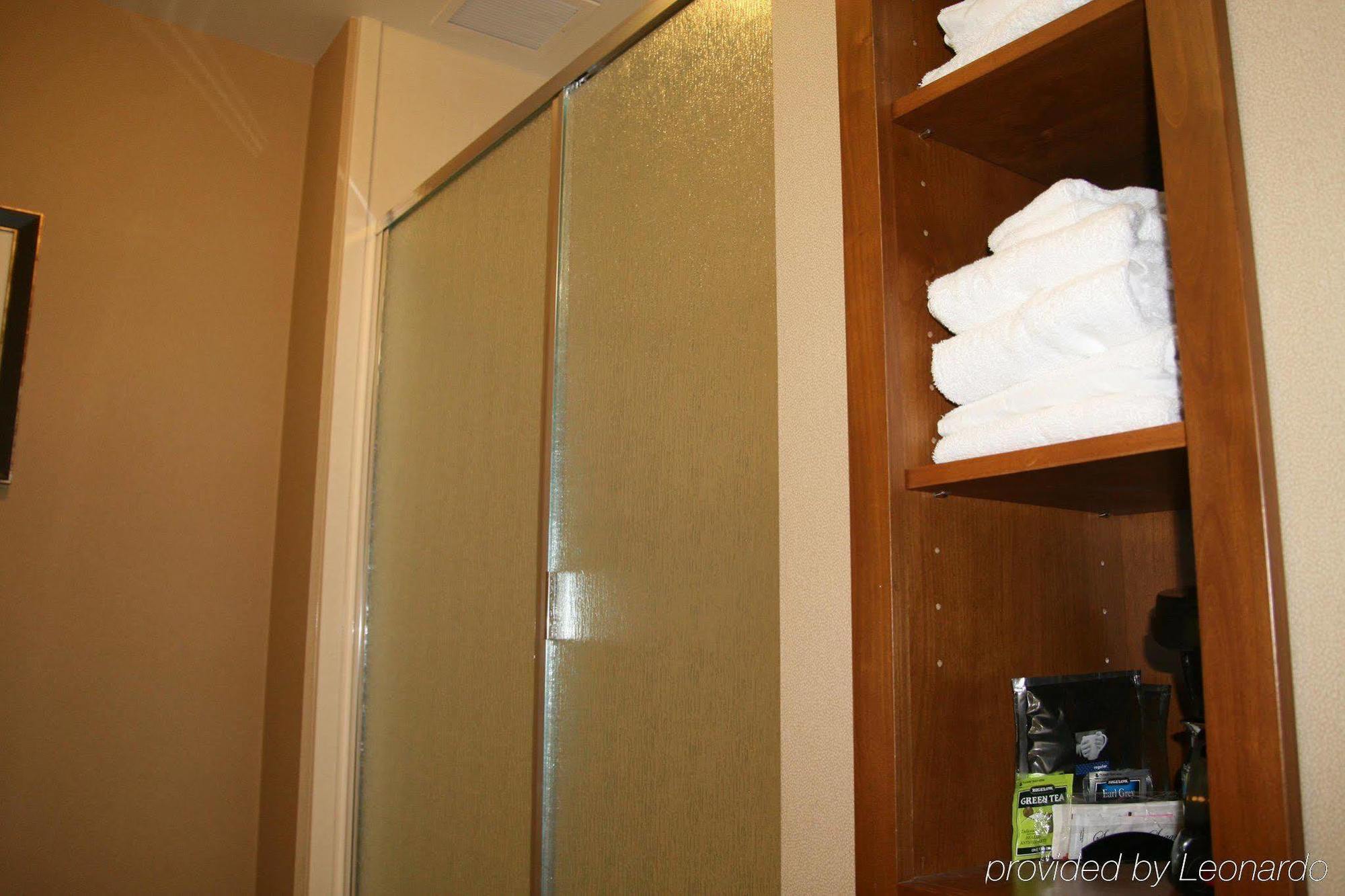 Hampton Inn & Suites Лодай Номер фото